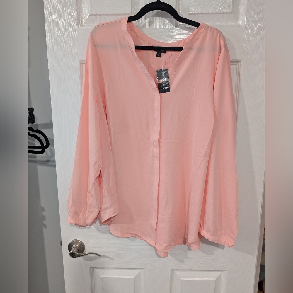 NWT Torrid Studio Crepe De Chine Button Front Long Sleeve Blouse in Size 3